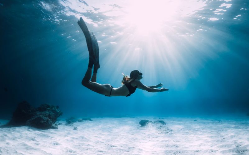 How long can free divers hold their breath for?